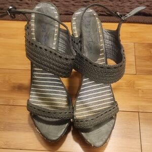 Elegant Women's Gray Sandals